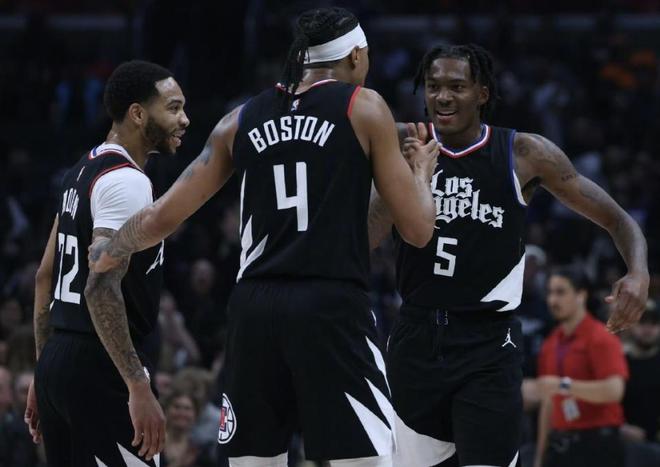 浓眉哥上半场表现抢眼（浓眉哥上半场发挥出色）