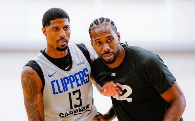 前锋连续三轮破门，全场观众沸腾（前锋三场连破门，点燃全场）