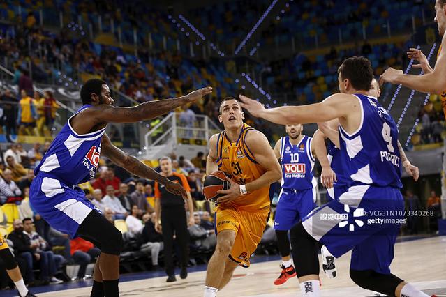 较上劲了！谢泼德上篮得分里夫斯三分回应 随后两人又对投三分打铁（火药味上来了！谢泼德上篮取分 里夫斯三分回敬 随后两人对飙三分均打铁）