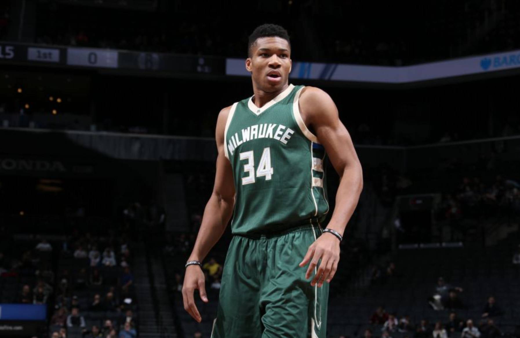 弗罗因德：球队展现了能量和韧性，我非常欣赏这样的胜利（弗罗因德：球队的能量与韧性尽显，这样的胜利让我非常满意）