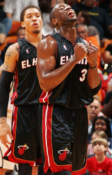 福克斯完胜亚历山大，文班替补19+11，马刺破雷霆不败金身夺8连胜（福克斯力压亚历山大，文班替补砍下19+11，马刺终结雷霆不败豪取8连胜）