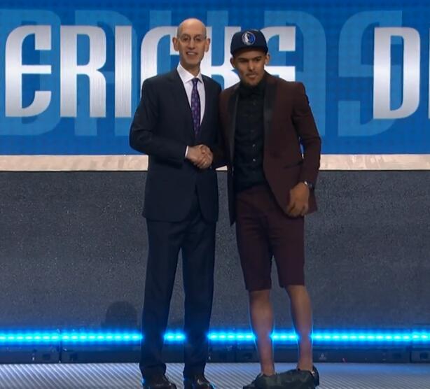 曼晚：曼联有格林伍德50%二转分成，若球员转会他们将有收入（曼晚：格林伍德若再度转会，曼联凭50%二转条款可获收益）