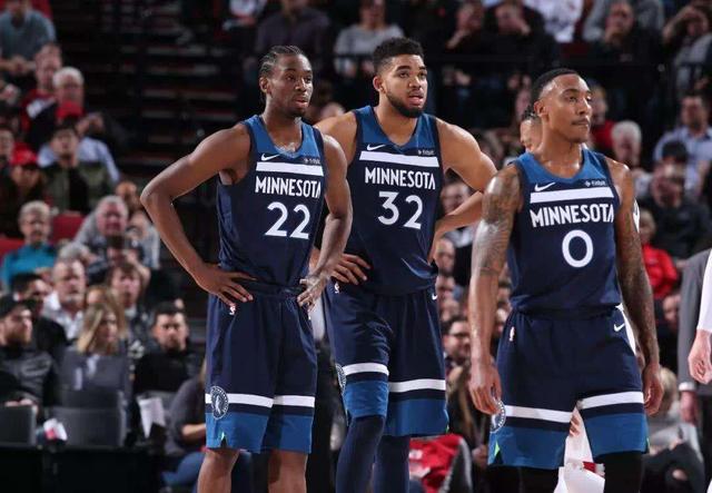 下半场回暖未能救主！邹阳10中6拿15分9板3断 15分全是下半场所得（下半场爆发仍无力回天：邹阳10投6中砍15分9板3抢，15分皆在下半场）