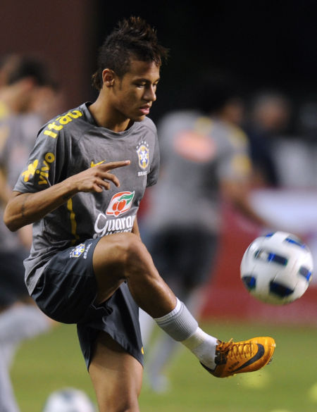 保罗-乔治投篮卡篮脖子，首节4中1仅得4分（保罗-乔治投篮卡在篮筐，首节仅4投1中拿4分）