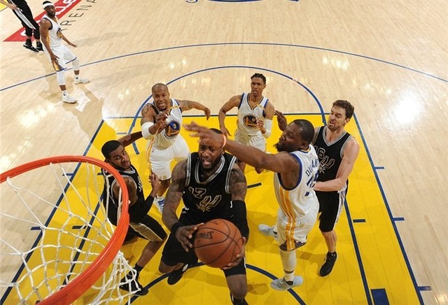 巴克利点评湖人防守痼疾，提醒火箭需补强控卫（巴克利直言湖人防守顽疾，建议火箭升级控卫）