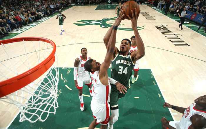 巴萨纪念梅西一队首秀22周年：传奇从这里开始（巴萨致敬梅西一线队首秀22周年：传奇自此启程）