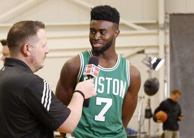 邵佳一独立带队时间不足一年半，此前曾担任国足助教（邵佳一独立执教不足一年半，曾任国足助教）
