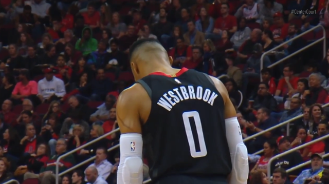 非常坚决！申京冲击篮筐 起飞滑翔单臂暴扣打成2+1（霸气十足！申京强攻篮筐 空中滑翔单臂重扣打成2+1）