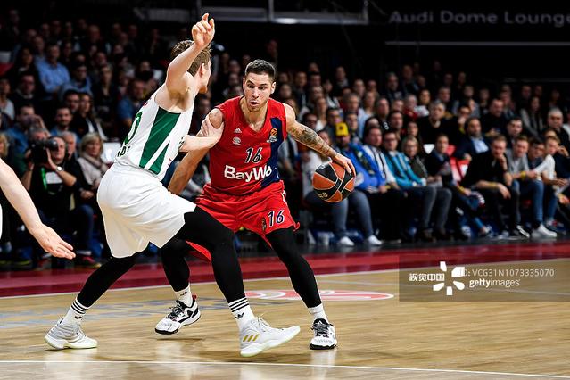 利物浦对施洛特贝克表现出浓厚兴趣，有望在2026年夏天转会，转会费可能达5000万英镑。（利物浦锁定施洛特贝克：2026年夏窗有望加盟，转会费或达5000万英镑）